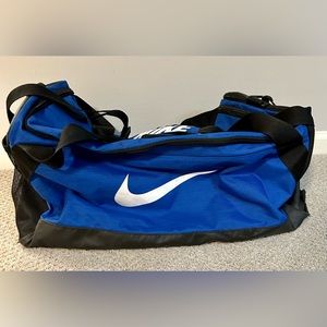 EUC Large Nike athletic bag in blue & back
